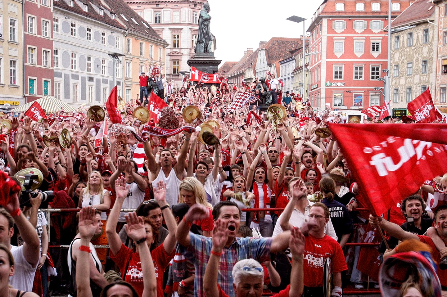 Rote Meisterfeier am Hauptplatz